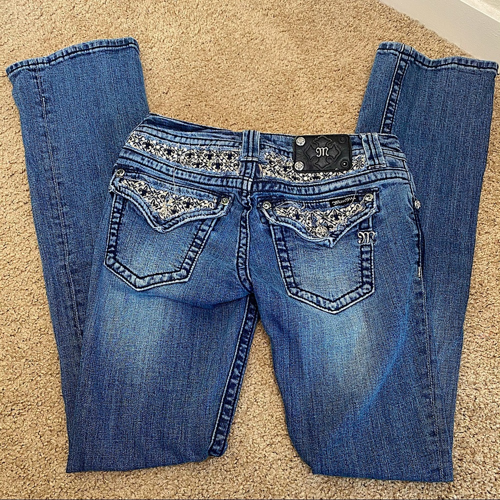 MISS ME EASY BOOT SEQUIN STITCH POCKET JEAN SZ 28
